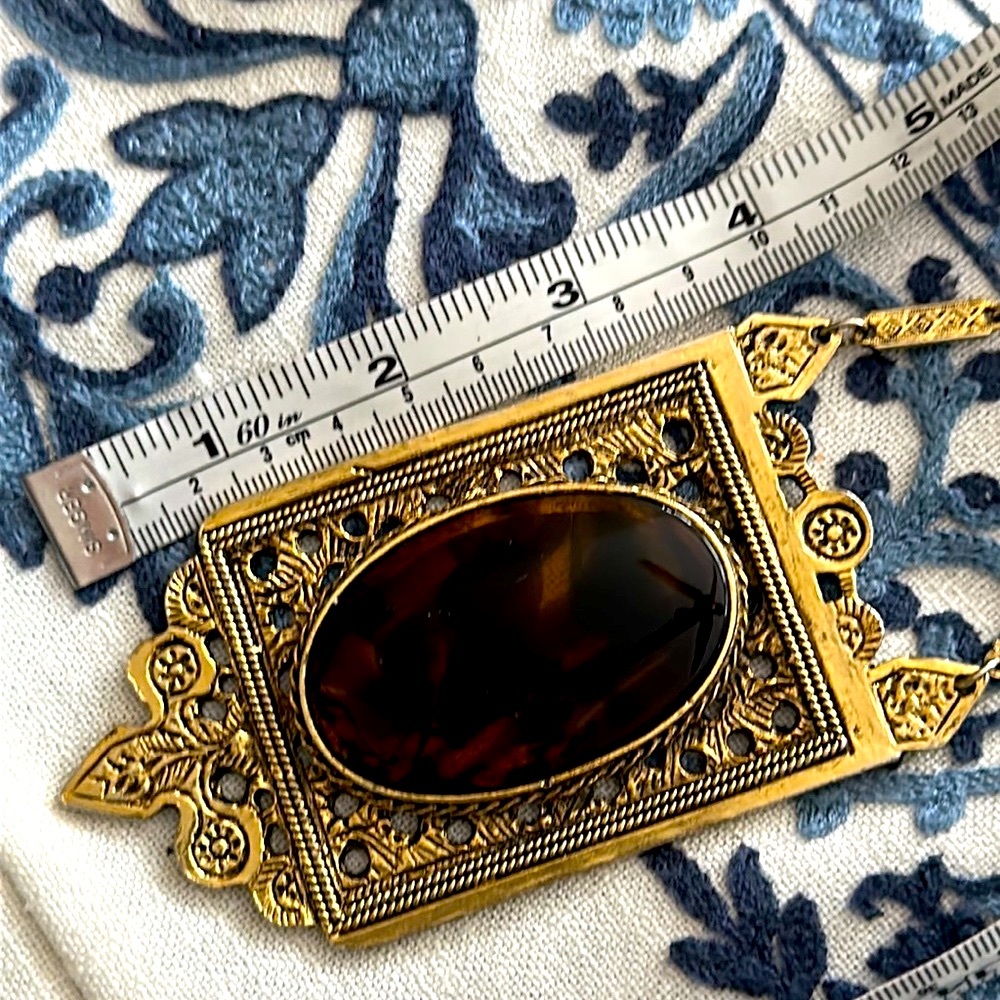 Gorgeous statement piece 40” framed large oval tortoise colored pendant - Picture 15 of 16